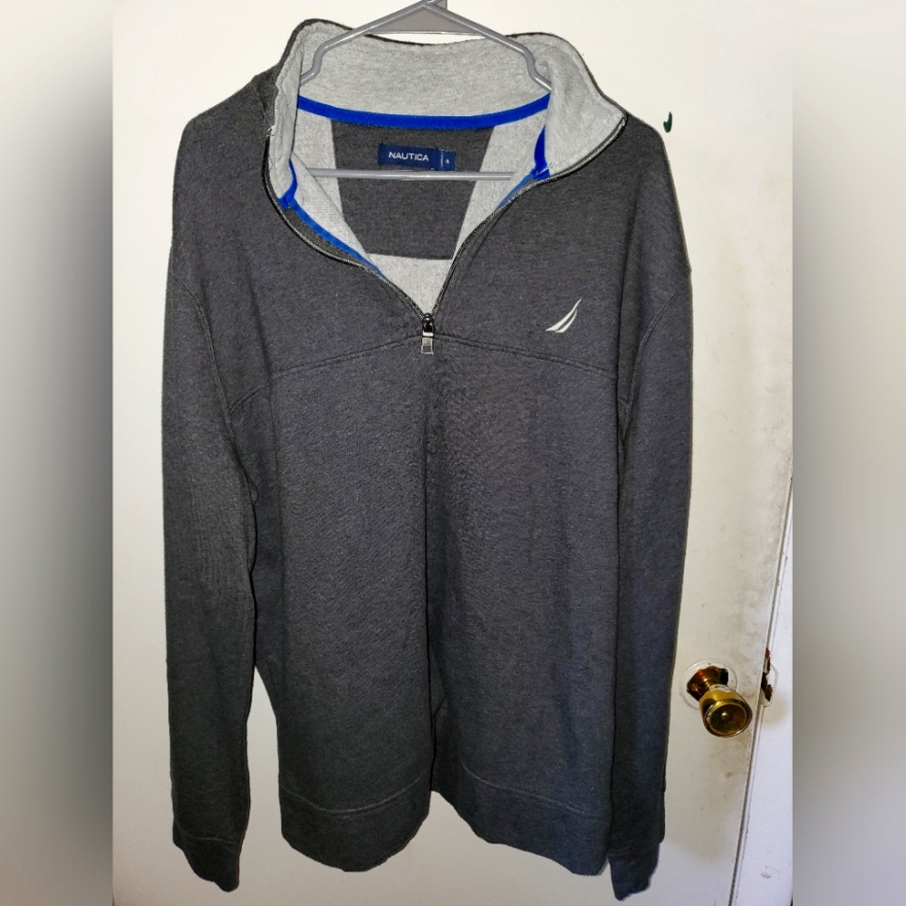 mens xl sweatshirt. quarter zip, worn a handful of times. new like condition.